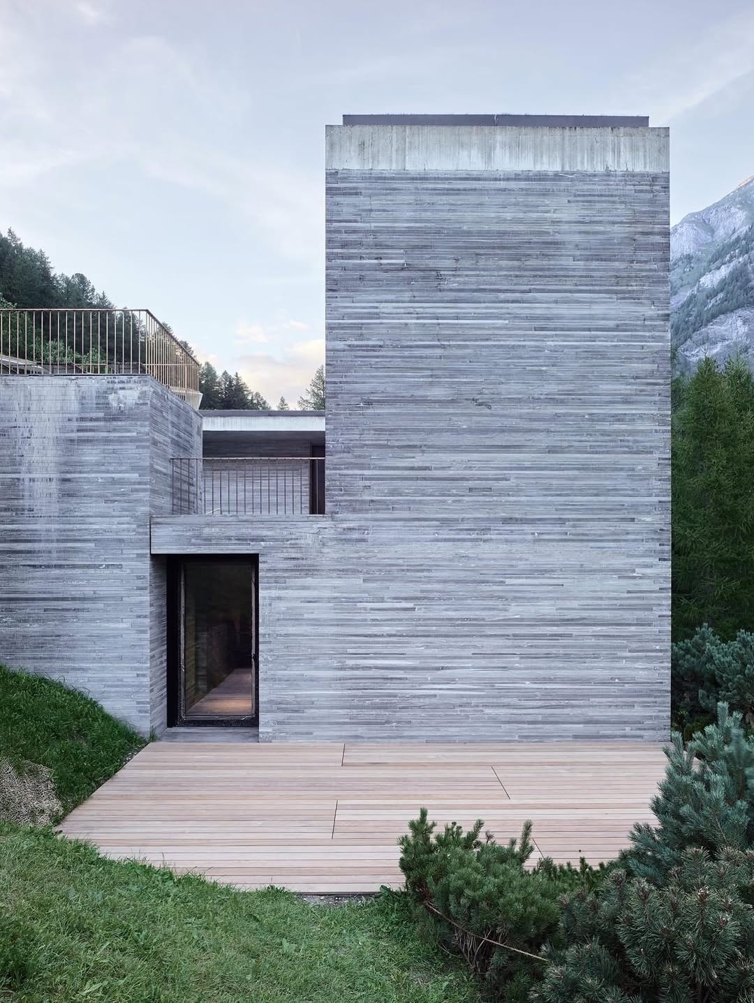 PETER ZUMTHOR VALS THERMAL BATHS STILL DRAWS CROWDS 26 YEARS LATER (image 4)