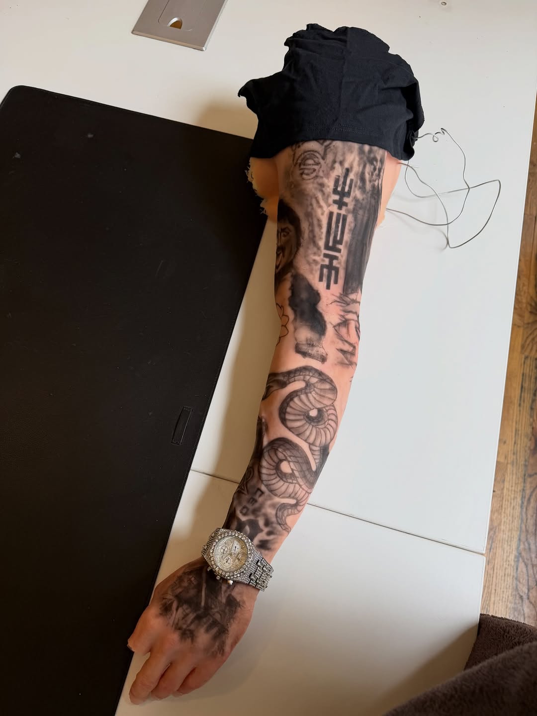 YEAT RECREATES 1999 SOPRANOS STUNT WITH 15 POUND ARM (image 4)