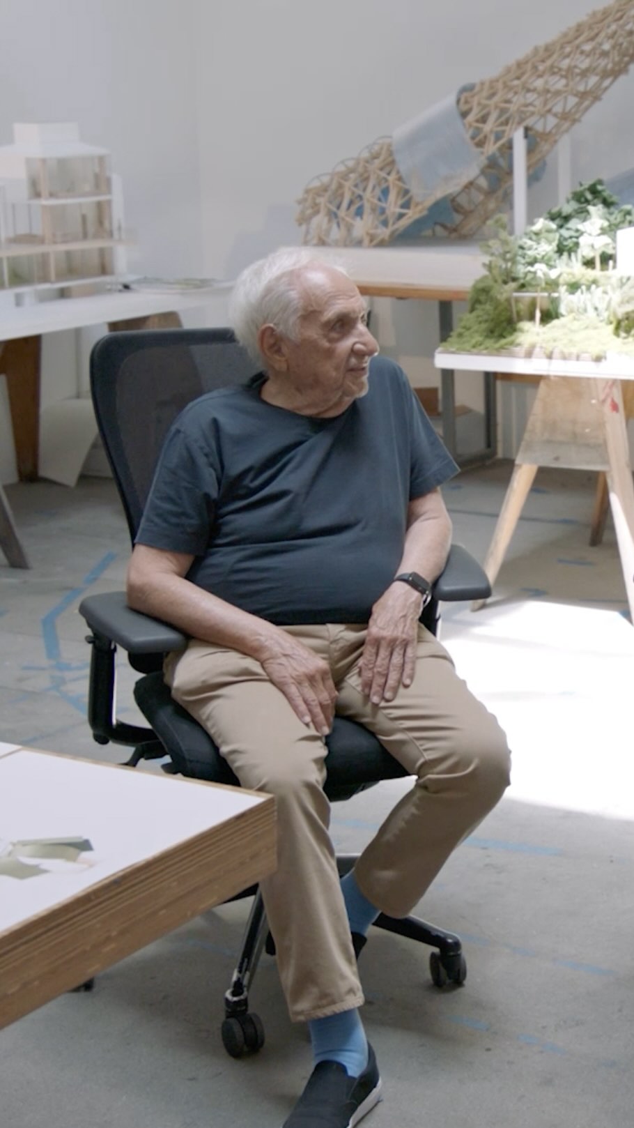 GAGOSIAN CELEBRATES FRANK GEHRY BIRTHDAY WITH THROWBACK POST (image 2)