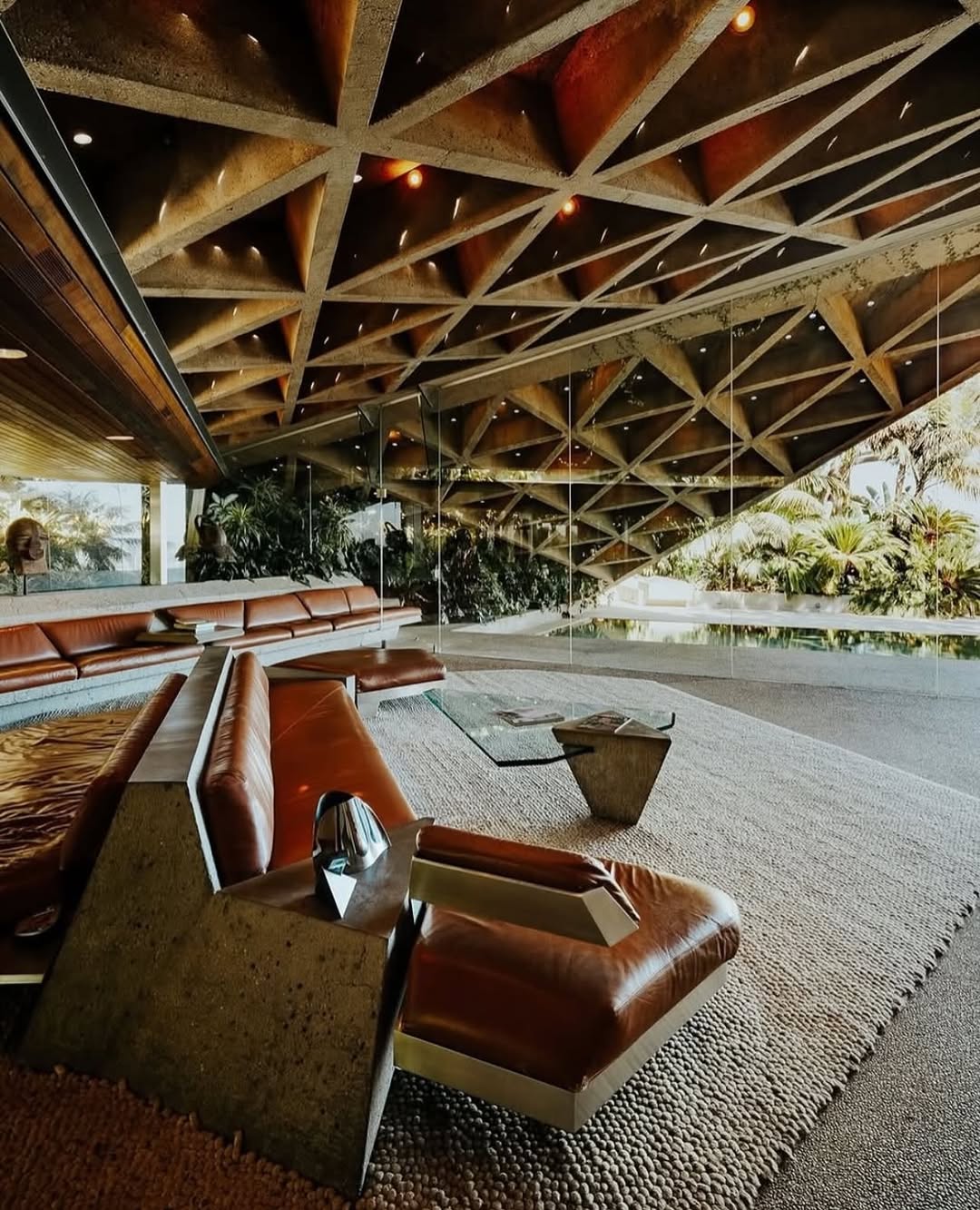 John Lautner Built the Sheats-Goldstein Residence Out of a Sandstone Ledge (image 2)