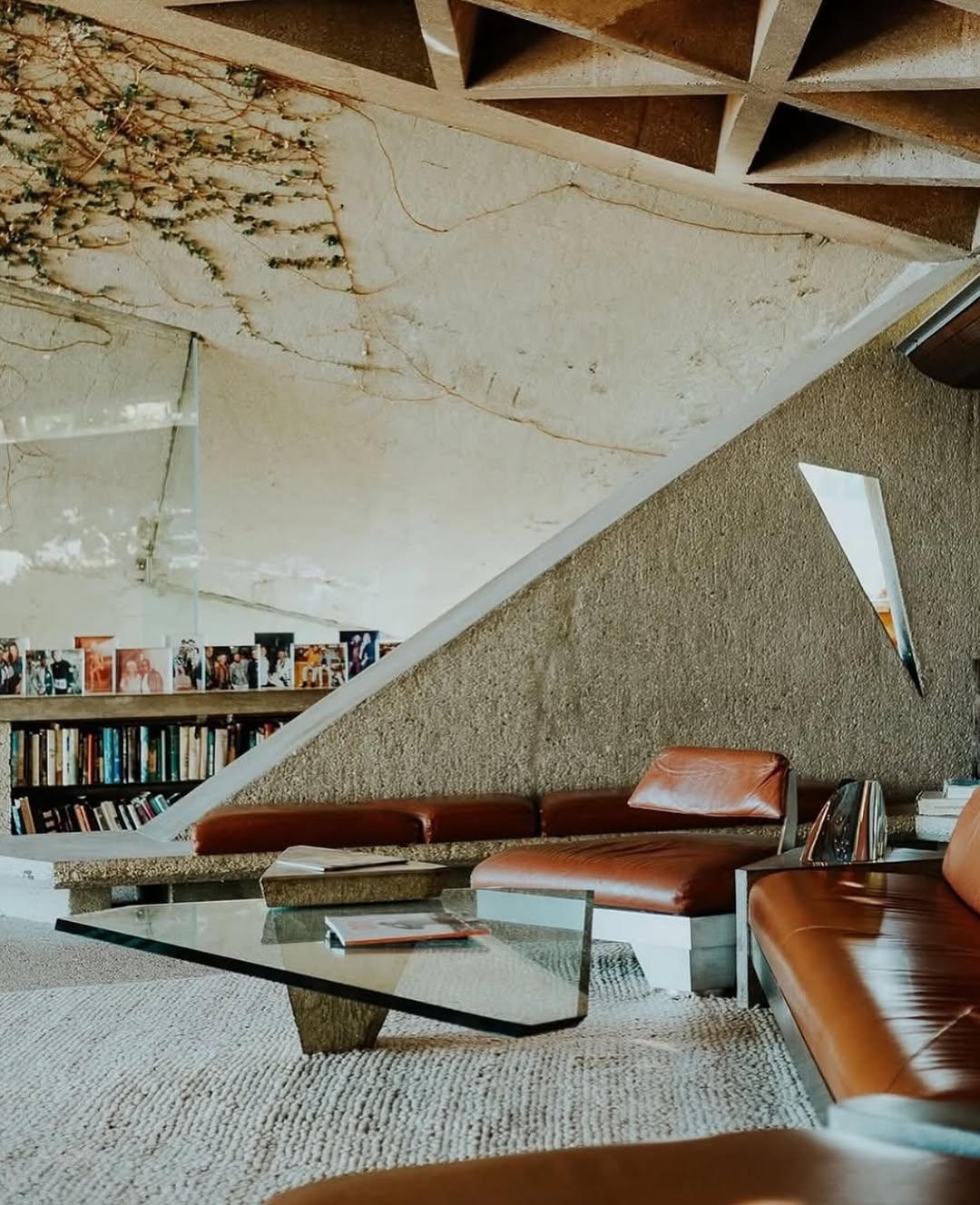 John Lautner Built the Sheats-Goldstein Residence Out of a Sandstone Ledge (image 3)