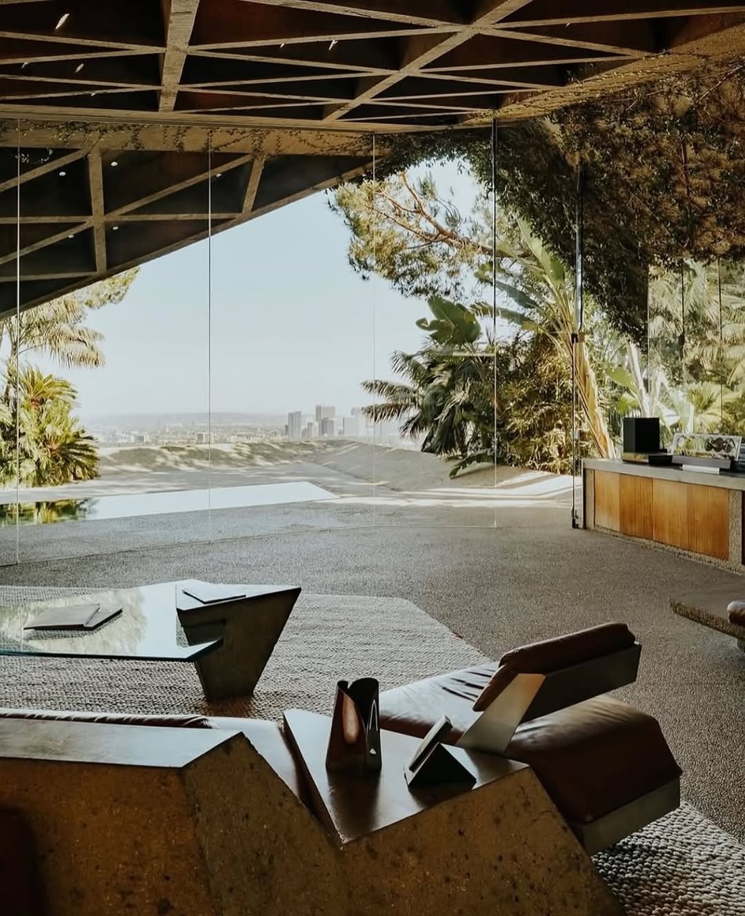 John Lautner Built the Sheats-Goldstein Residence Out of a Sandstone Ledge (image 4)