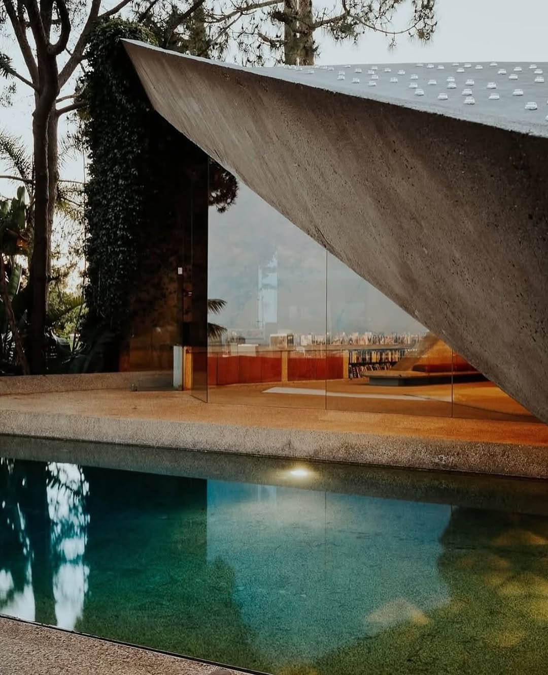John Lautner Built the Sheats-Goldstein Residence Out of a Sandstone Ledge (image 5)