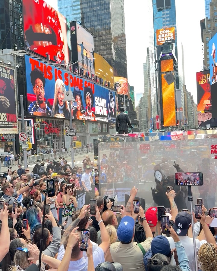 SCARY MOVIE 6 PUT ITS CAST IN A GLASS BOX IN TIMES SQUARE (image 3)