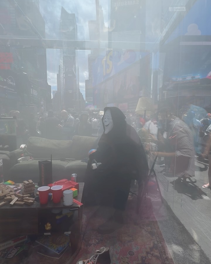 SCARY MOVIE 6 PUT ITS CAST IN A GLASS BOX IN TIMES SQUARE (image 5)
