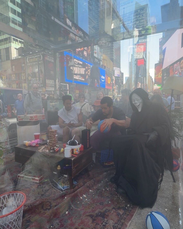 SCARY MOVIE 6 PUT ITS CAST IN A GLASS BOX IN TIMES SQUARE (image 6)