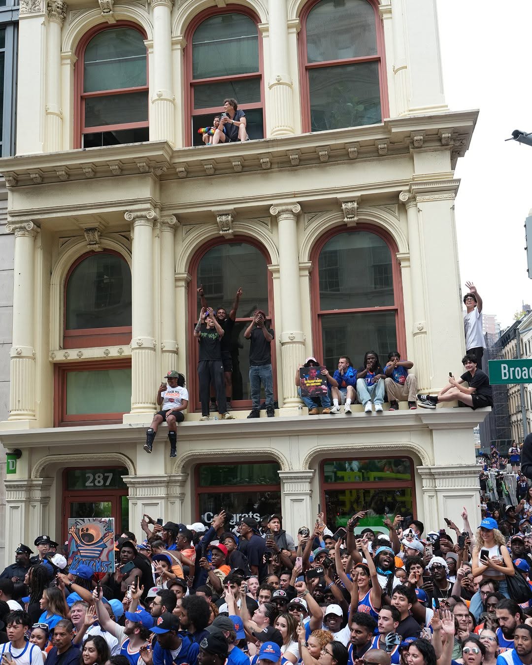 TWO MILLION PEOPLE MET THE KNICKS ON BROADWAY (image 3)