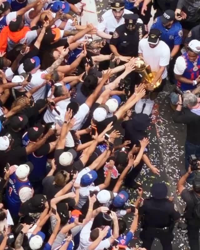 TWO MILLION PEOPLE MET THE KNICKS ON BROADWAY (image 7)