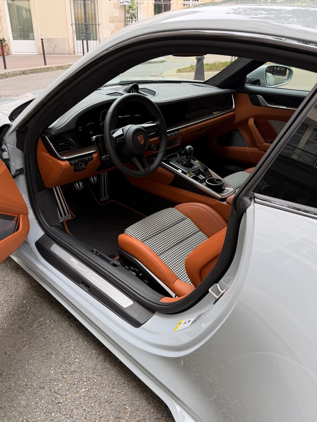 THE 992 SPORT CLASSIC IS PORSCHE ADMITTING THAT ANALOG WINS (image 4)