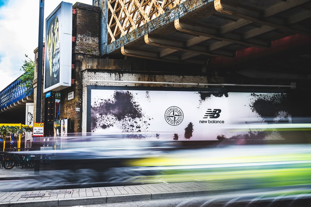 STONE ISLAND TESTS HEAT REACTIVITY ON A LONDON BILLBOARD