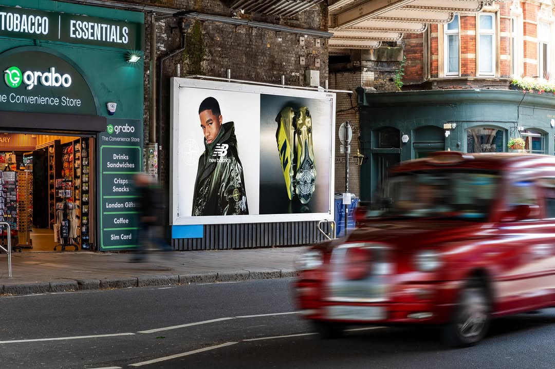 STONE ISLAND TESTS HEAT REACTIVITY ON A LONDON BILLBOARD (image 2)