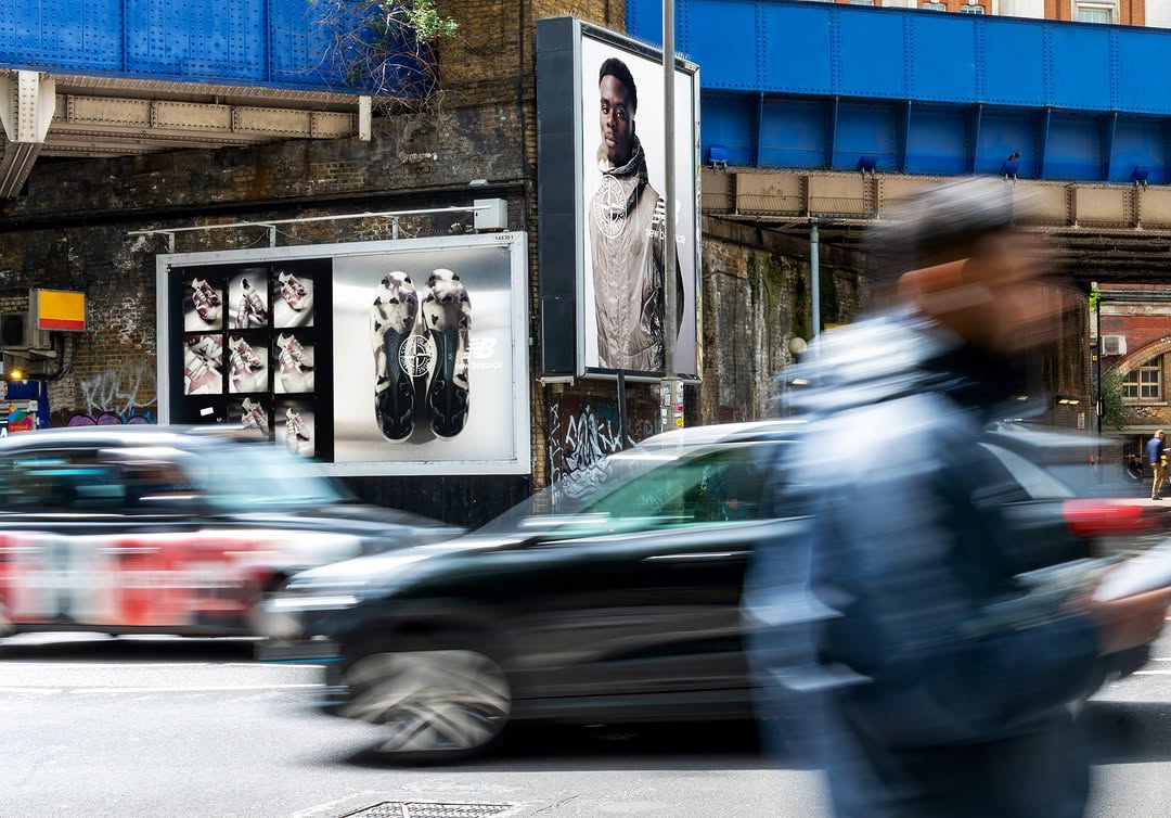 STONE ISLAND TESTS HEAT REACTIVITY ON A LONDON BILLBOARD (image 4)