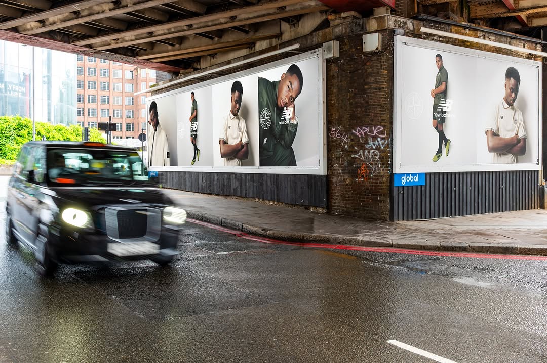 STONE ISLAND TESTS HEAT REACTIVITY ON A LONDON BILLBOARD (image 5)