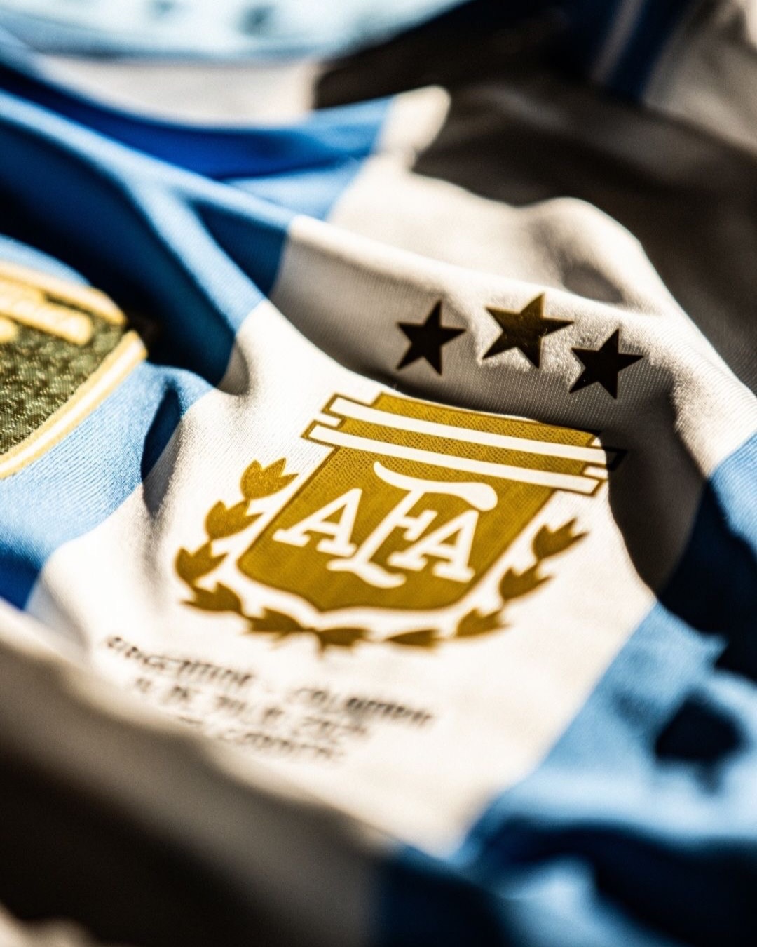 A news graphic detailing the FBI and DOJ investigation into the Argentine Football Association's finances