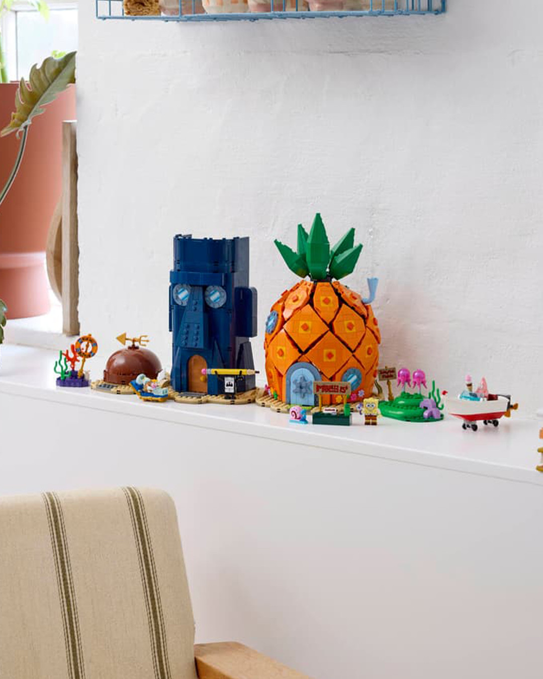 A LEGO SpongeBob SquarePants Bikini Bottom Icons set promotional image showing the boxed set and Conch Street build.