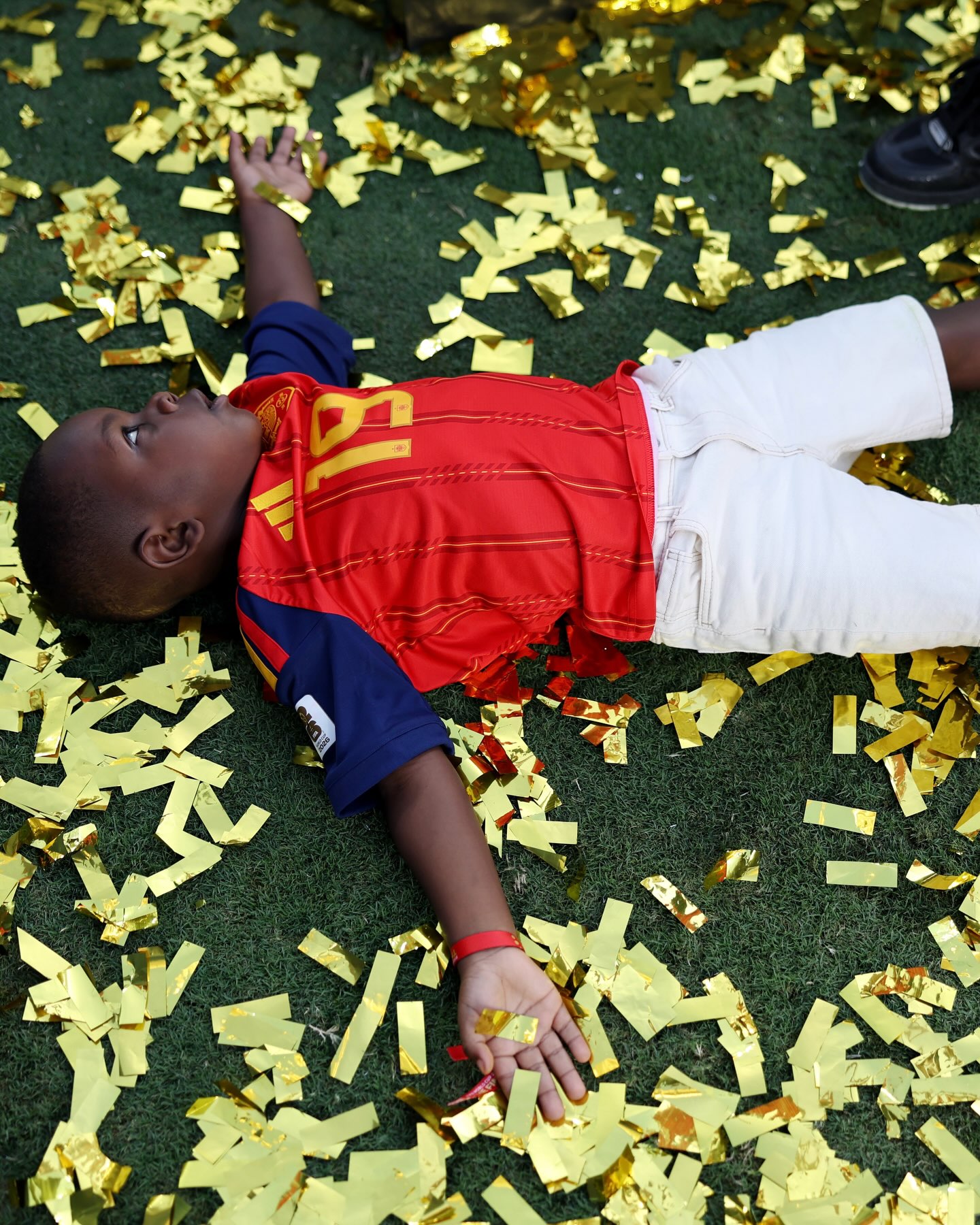KEYNE YAMAL TRIES ON A POLICE HAT AFTER SPAIN'S FINAL WIN (image 2)