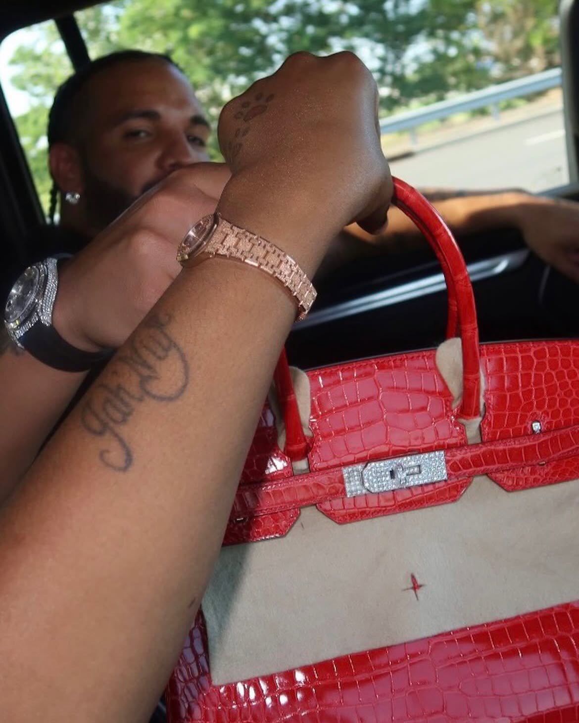 DRAKE GIFTS SEXYY RED A BIRKIN AFTER THE CARTIER WATCH (image 4)