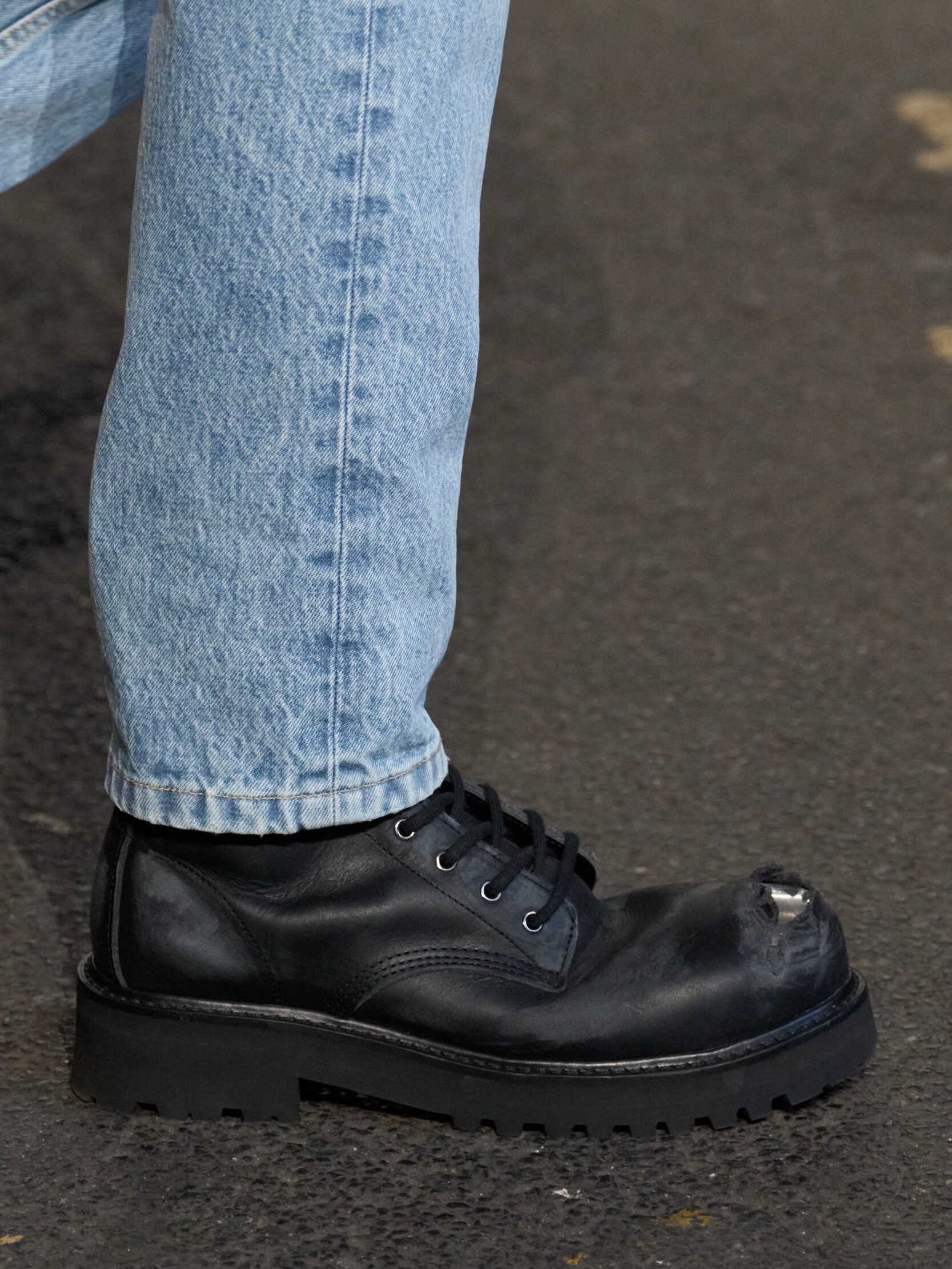VETEMENTS SS27 SHOES LINEUP PUTS MEN IN WOMEN'S PUMPS (image 4)