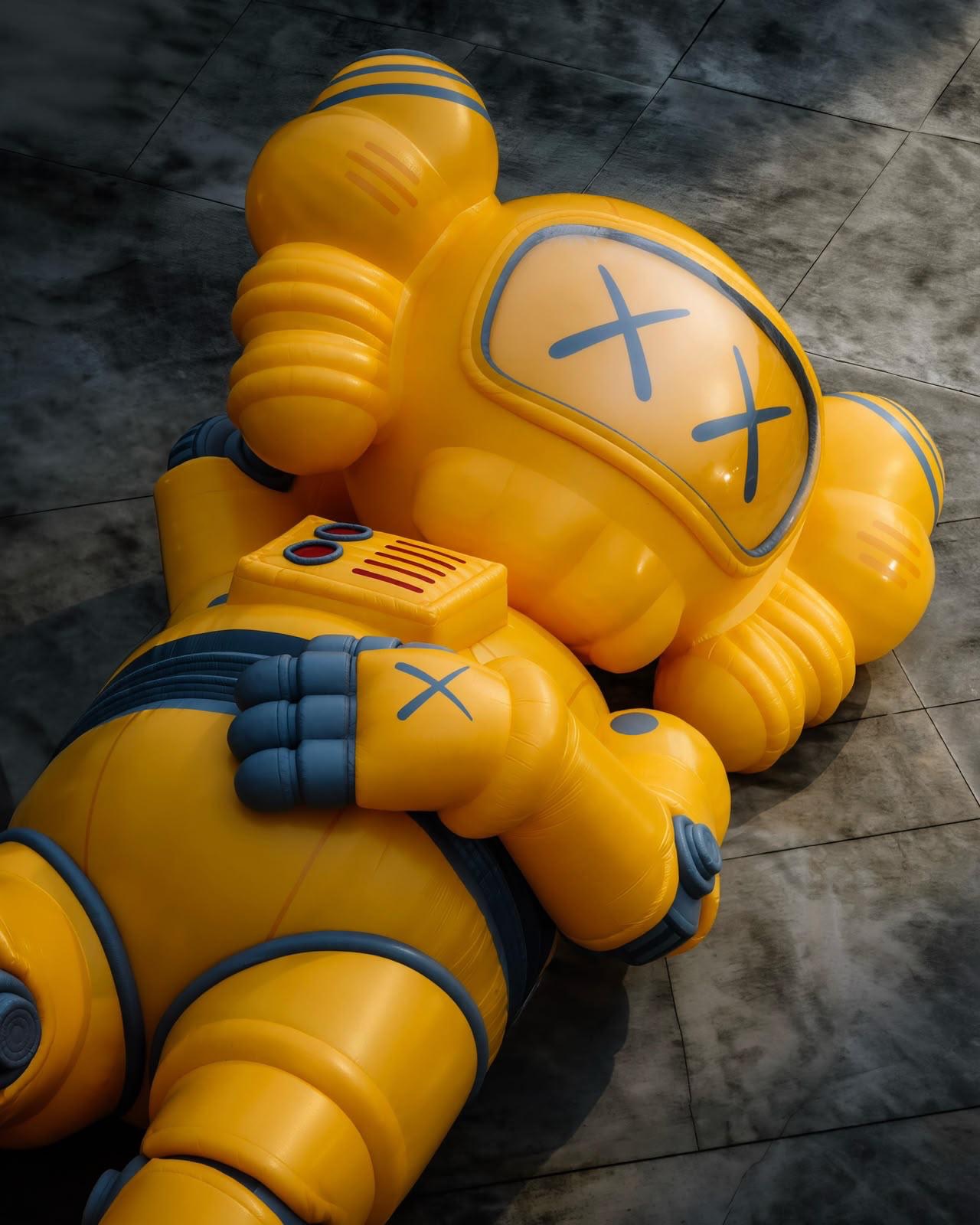 KAWS GROWS THE COMPANION TO 30 METERS AT WEST LAKE (image 2)