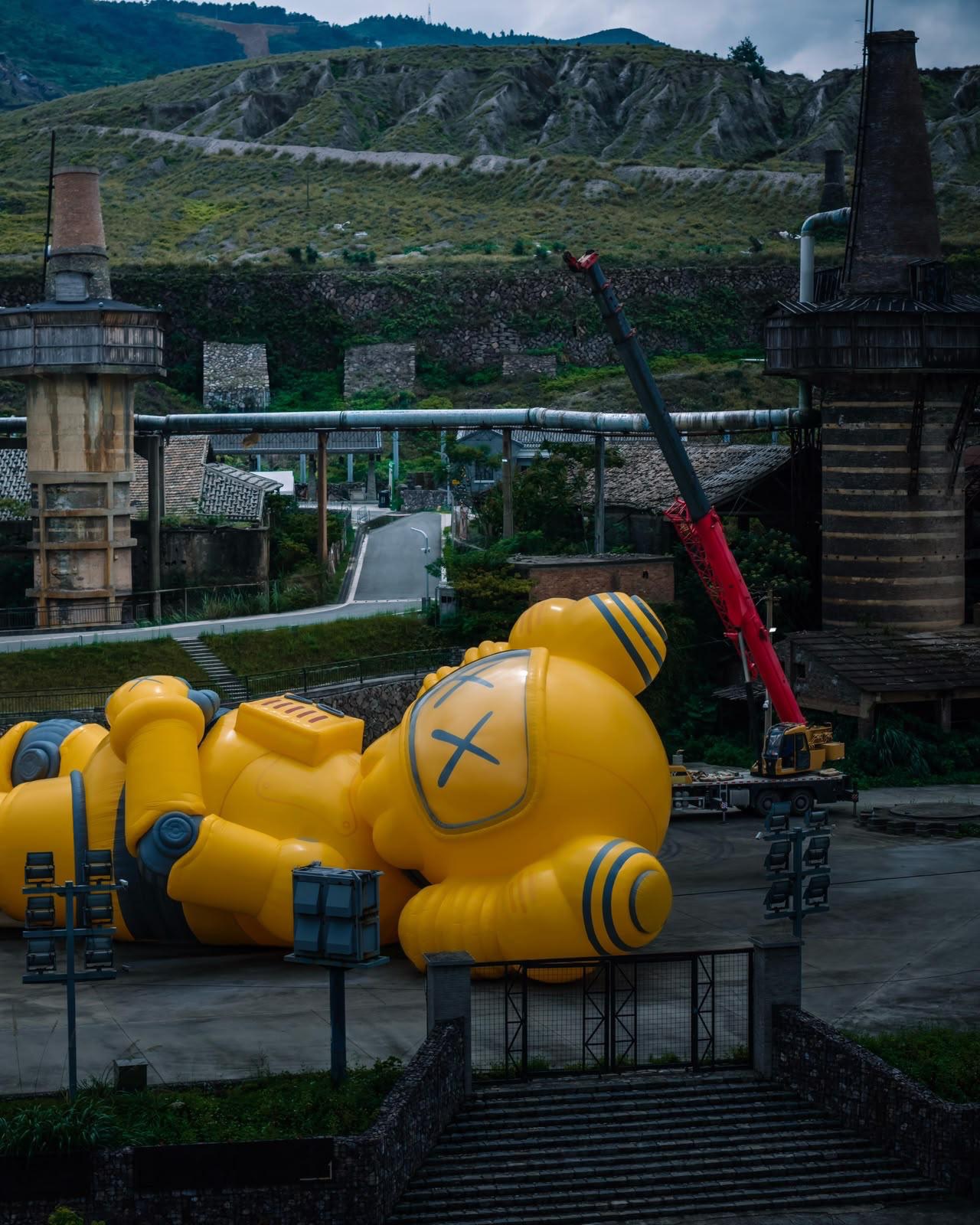 KAWS GROWS THE COMPANION TO 30 METERS AT WEST LAKE (image 4)