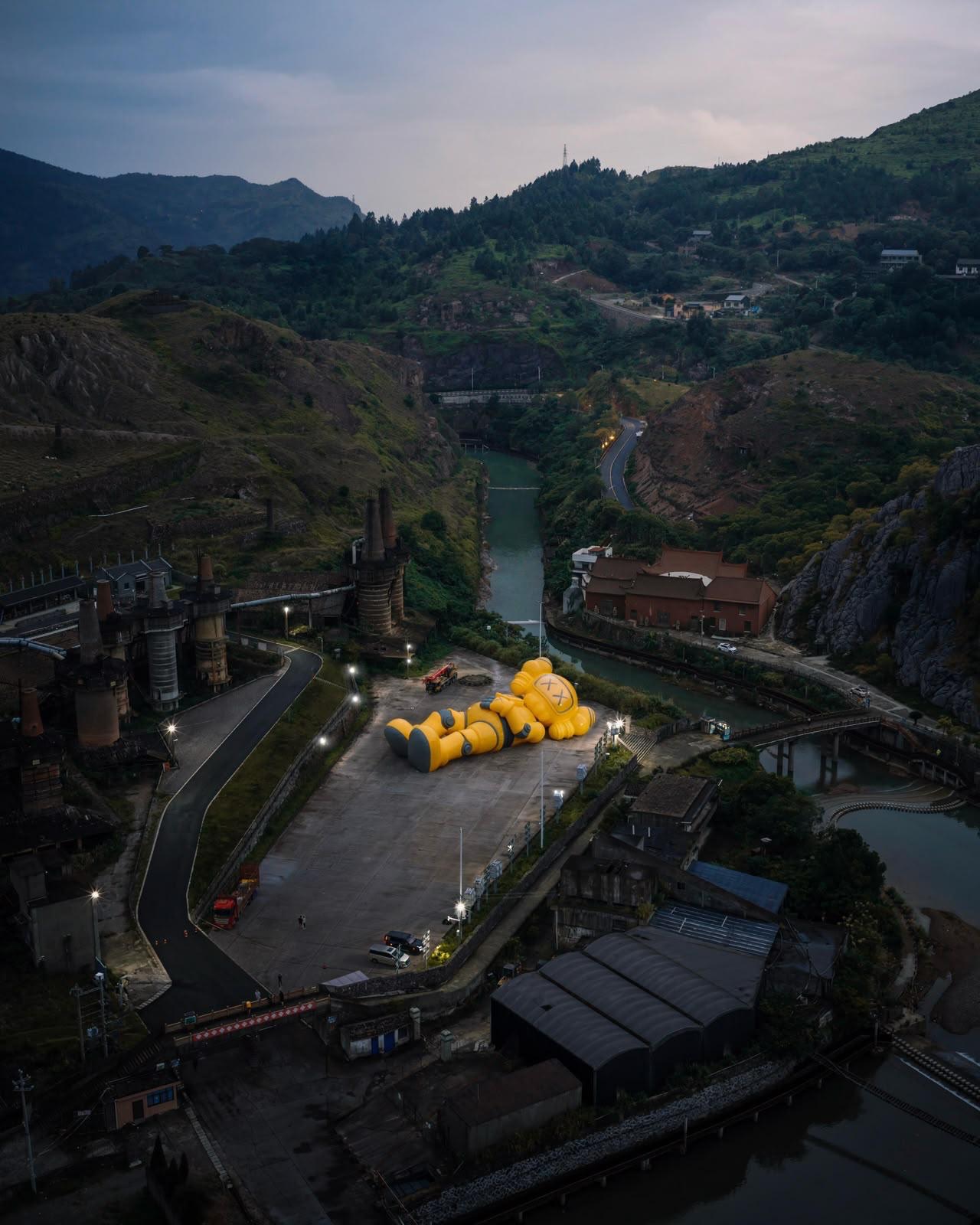 KAWS GROWS THE COMPANION TO 30 METERS AT WEST LAKE (image 6)