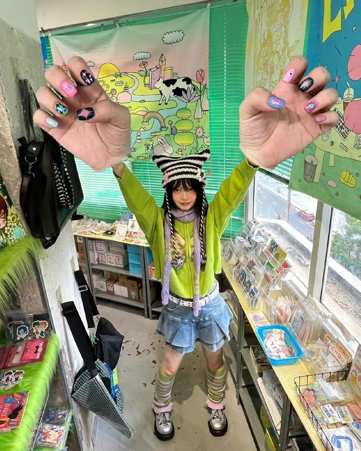 CHINA'S WIDE ANGLE BIG HANDS SELFIE TREND STARTED IN 2023 (image 2)