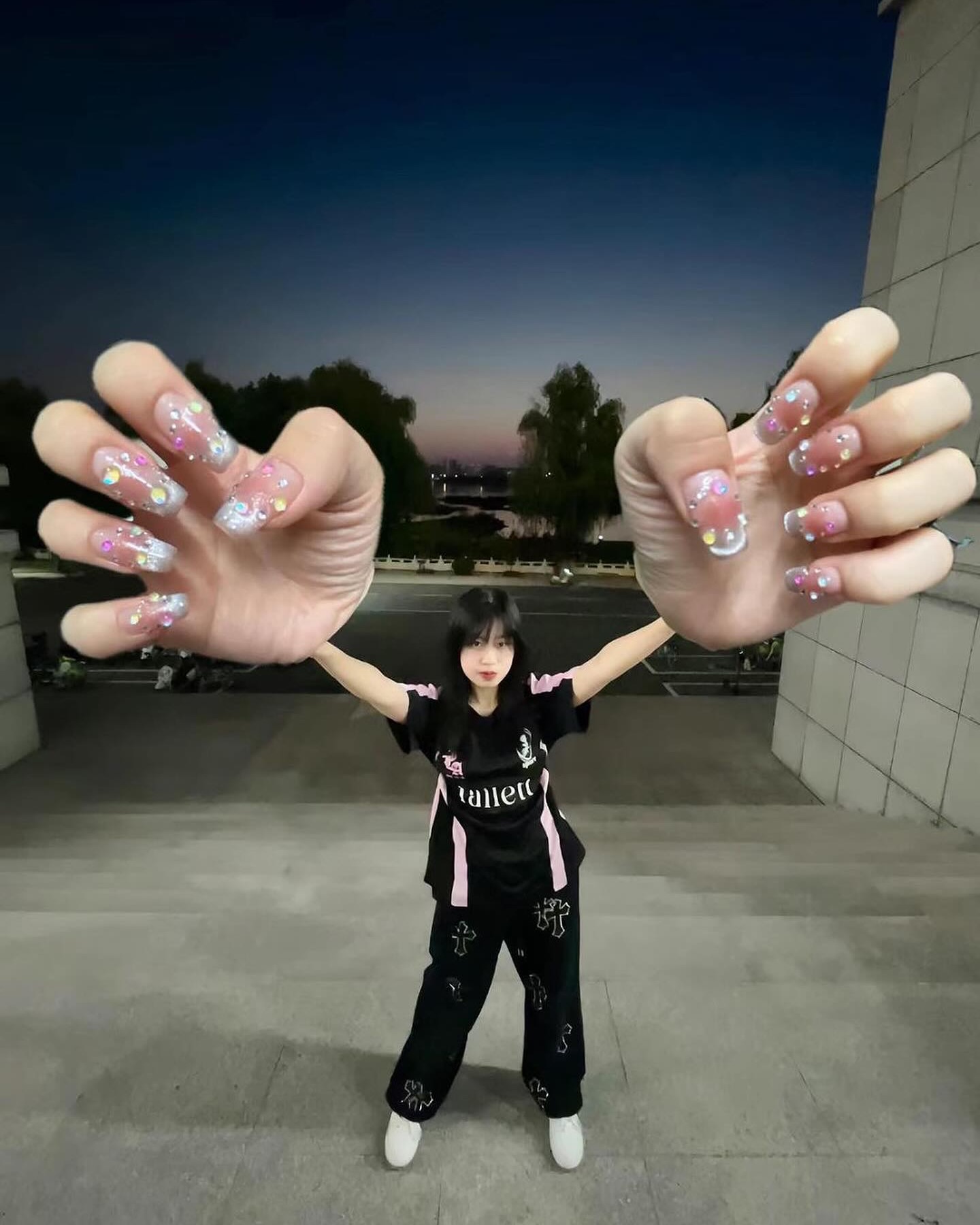 CHINA'S WIDE ANGLE BIG HANDS SELFIE TREND STARTED IN 2023 (image 3)
