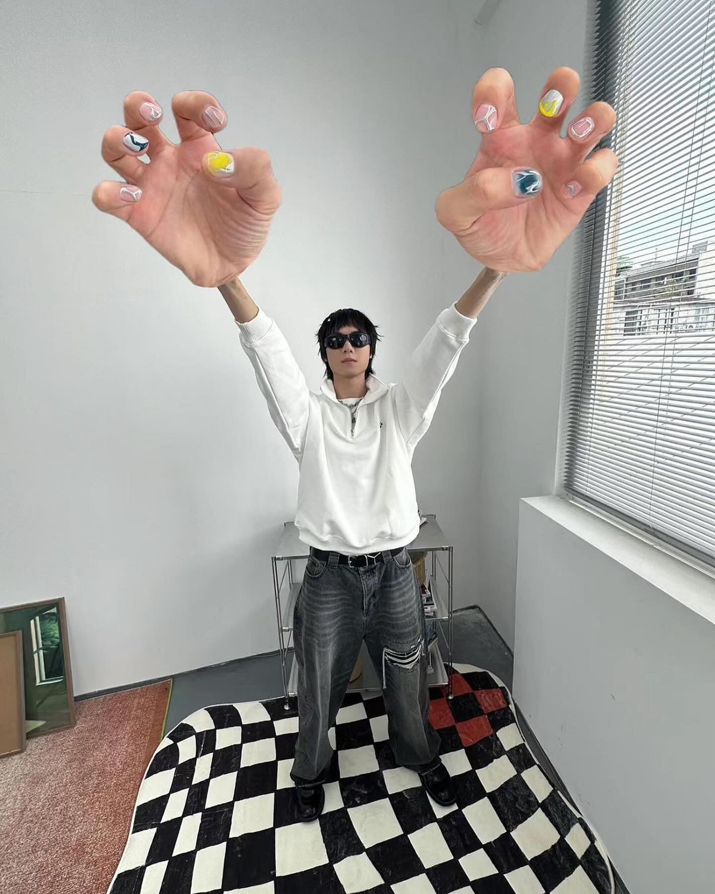 CHINA'S WIDE ANGLE BIG HANDS SELFIE TREND STARTED IN 2023 (image 4)