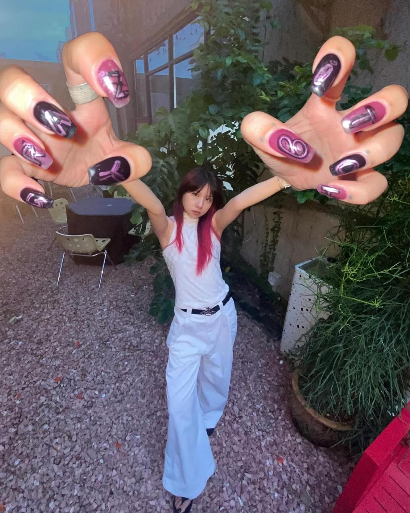 CHINA'S WIDE ANGLE BIG HANDS SELFIE TREND STARTED IN 2023 (image 6)