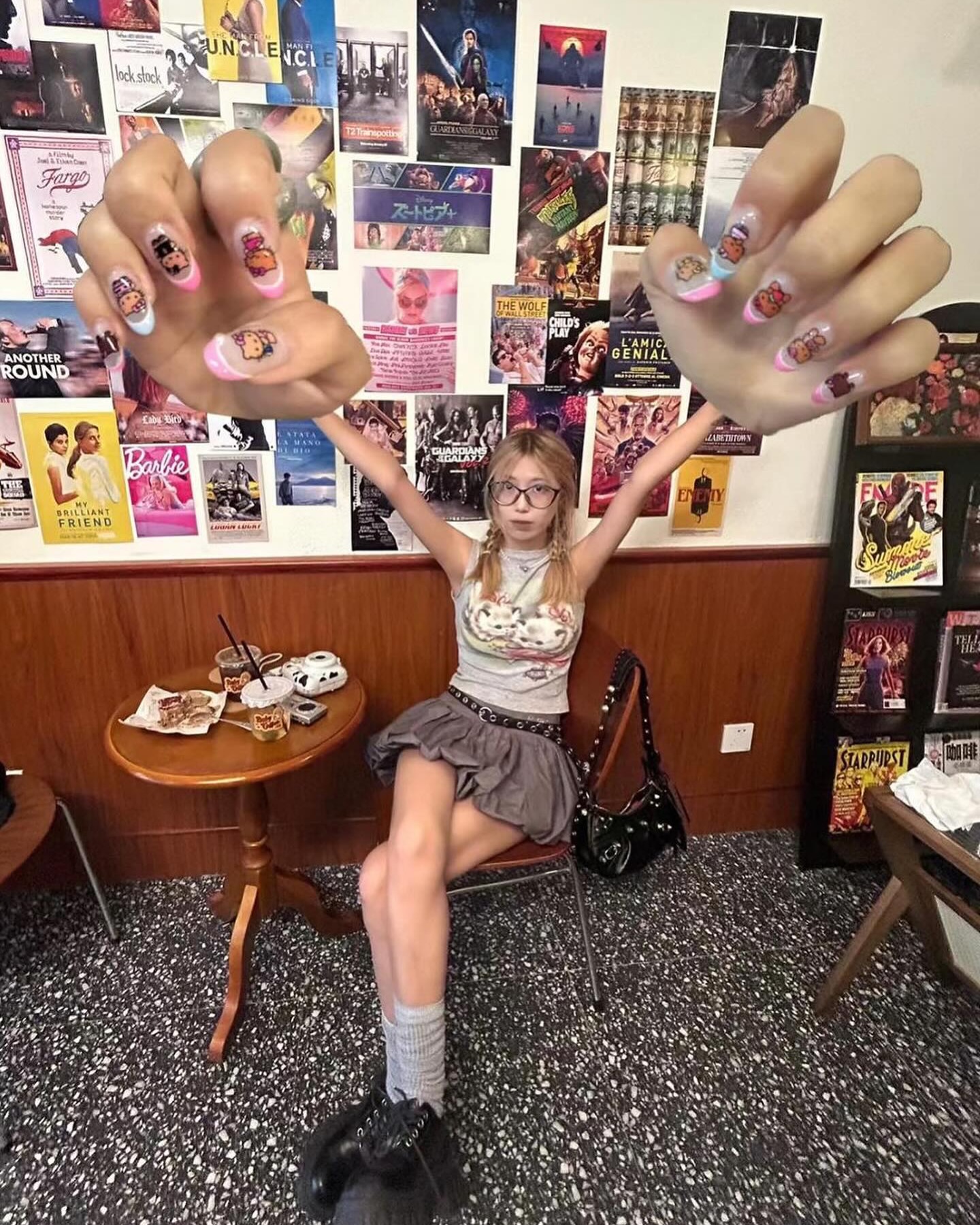 CHINA'S WIDE ANGLE BIG HANDS SELFIE TREND STARTED IN 2023 (image 7)