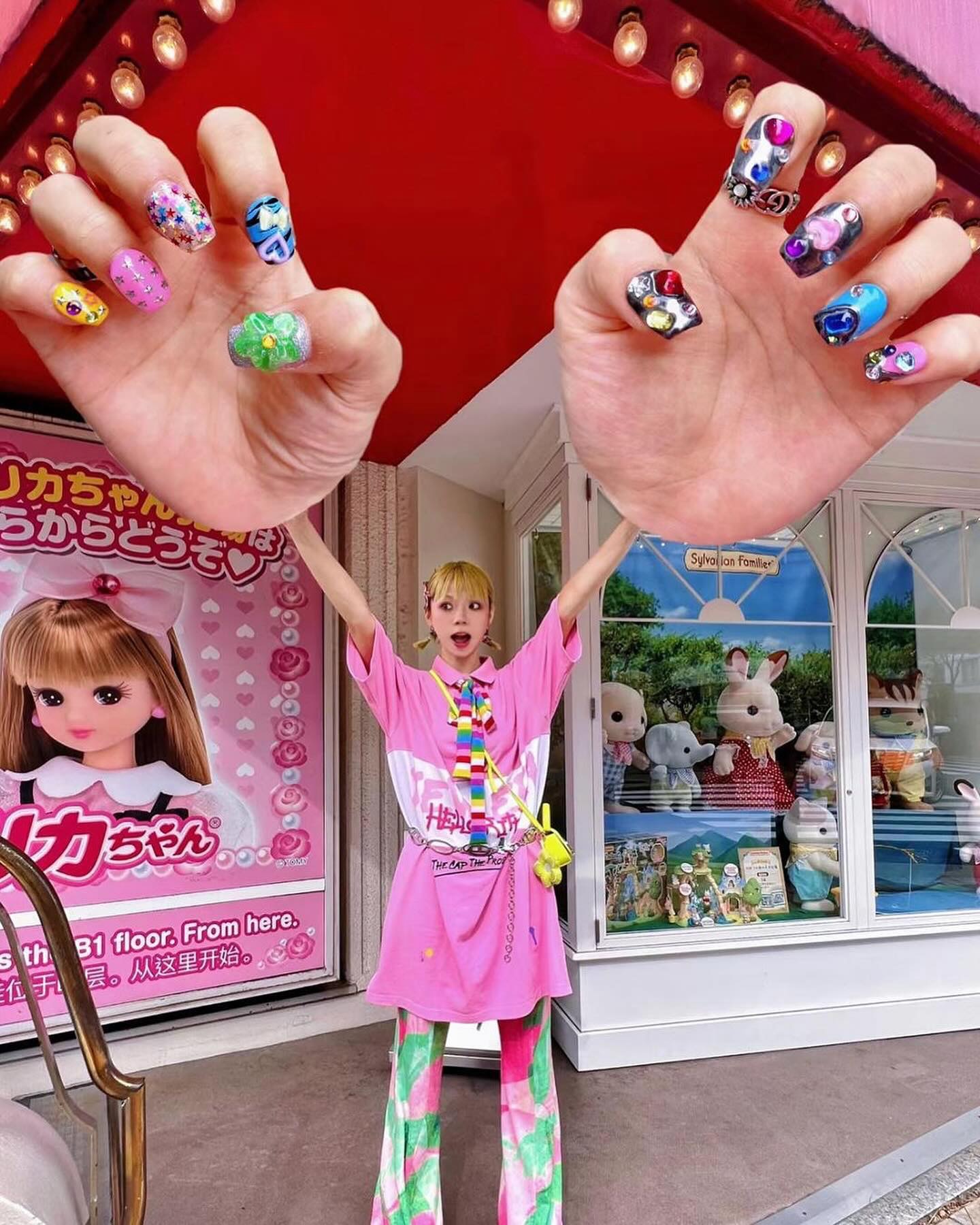 CHINA'S WIDE ANGLE BIG HANDS SELFIE TREND STARTED IN 2023 (image 8)