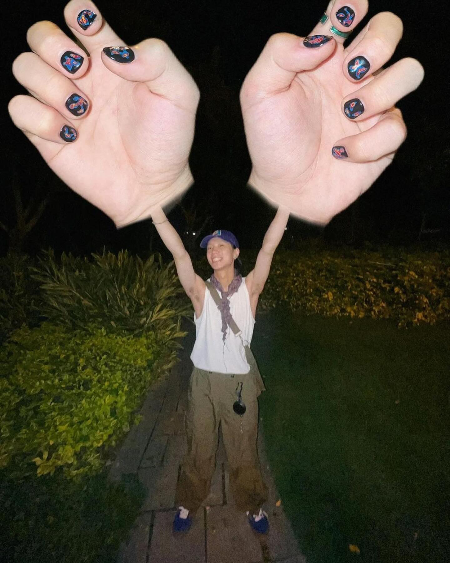 CHINA'S WIDE ANGLE BIG HANDS SELFIE TREND STARTED IN 2023 (image 9)