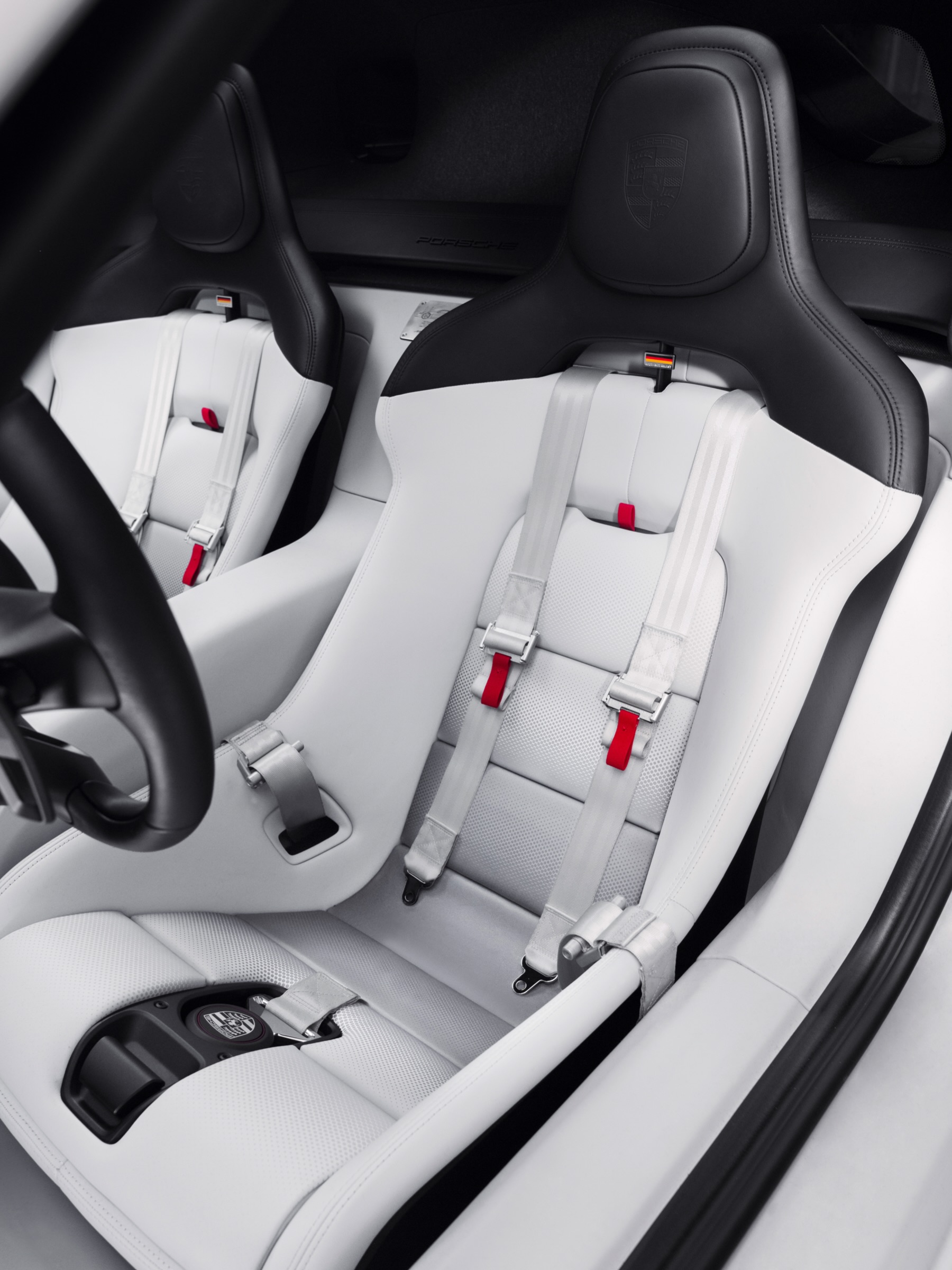Porsche Mission S Hides Its Specs and Shows the Cockpit (image 8)