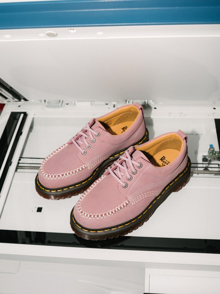 DR MARTENS' LOWELL SHOE SHOWS UP ON MILAN'S ONE SHOT (image 3)