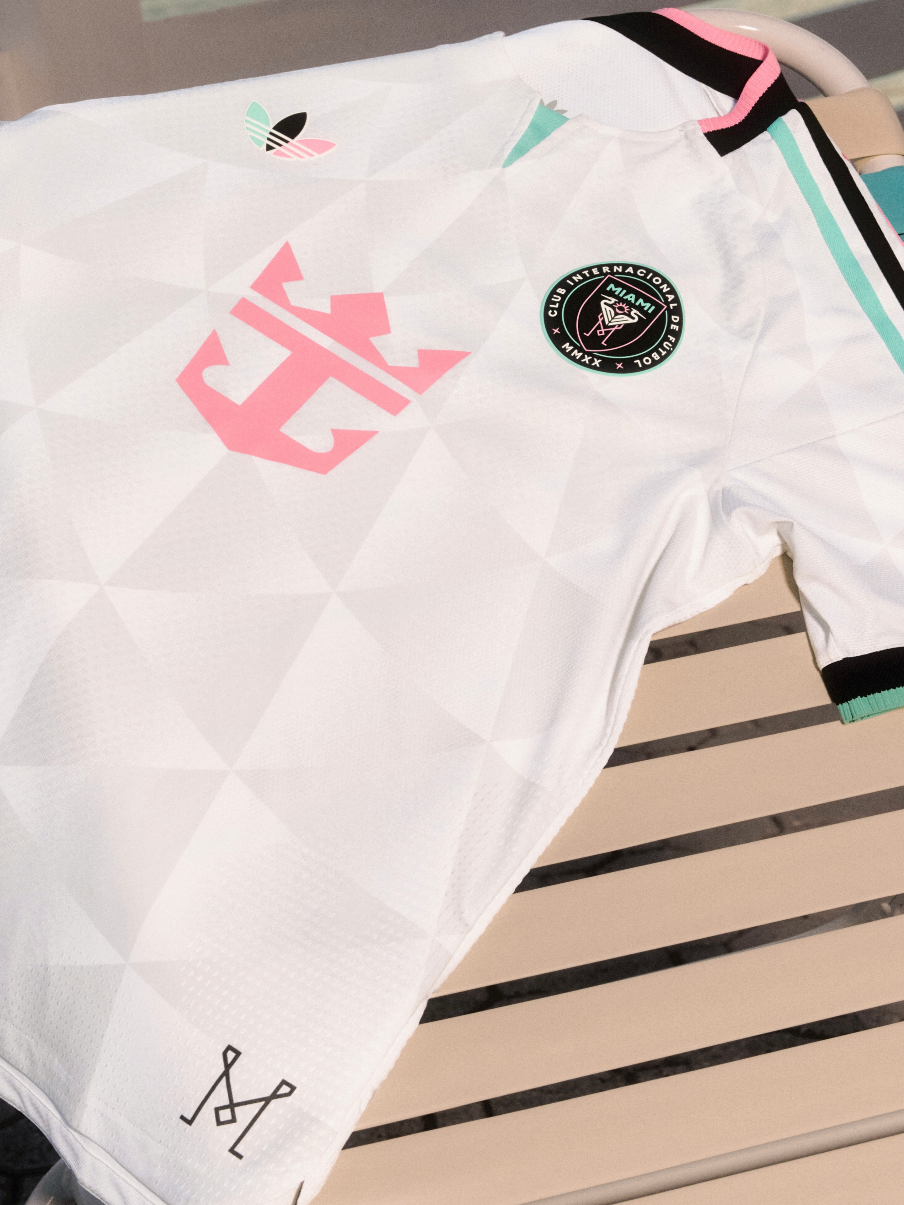 INTER MIAMI'S CENIT KIT ADDS A THIRD SPONSOR LOGO (image 4)