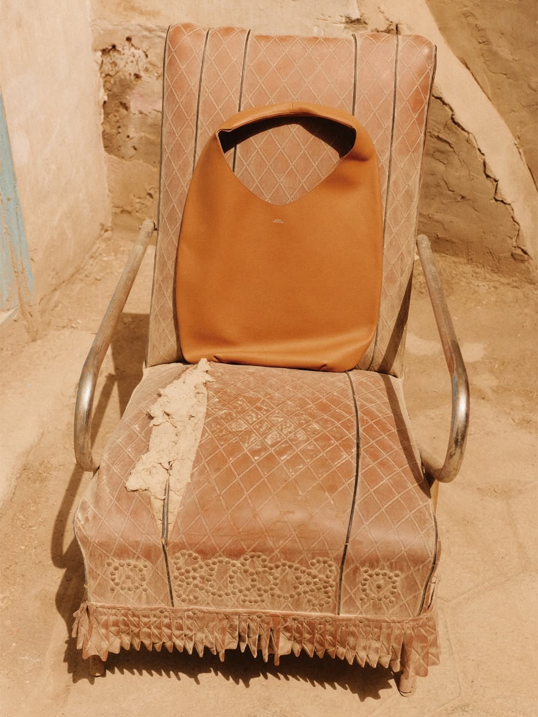 APC Neige Positions a Single Stitch Bag for Longer Stays (image 2)