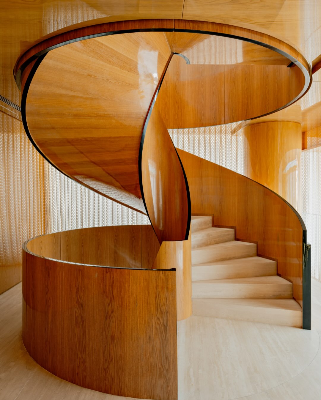 SIG BERGAMIN BUILDS A PENTHOUSE AROUND A GLASS POOL (image 2)