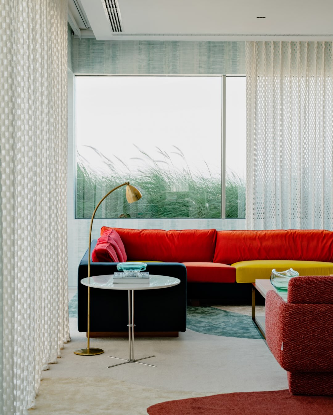 SIG BERGAMIN BUILDS A PENTHOUSE AROUND A GLASS POOL (image 6)