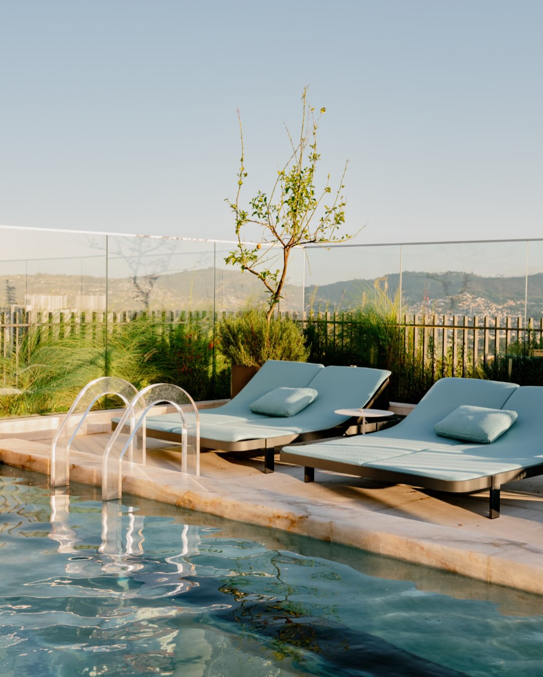 SIG BERGAMIN BUILDS A PENTHOUSE AROUND A GLASS POOL (image 8)