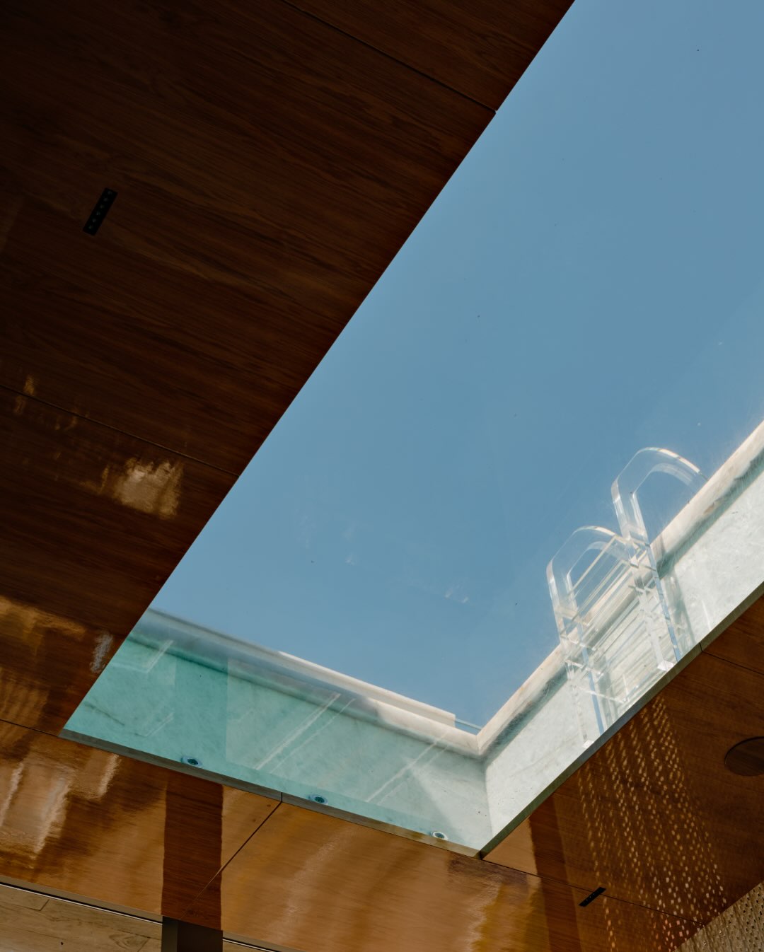 SIG BERGAMIN BUILDS A PENTHOUSE AROUND A GLASS POOL (image 9)