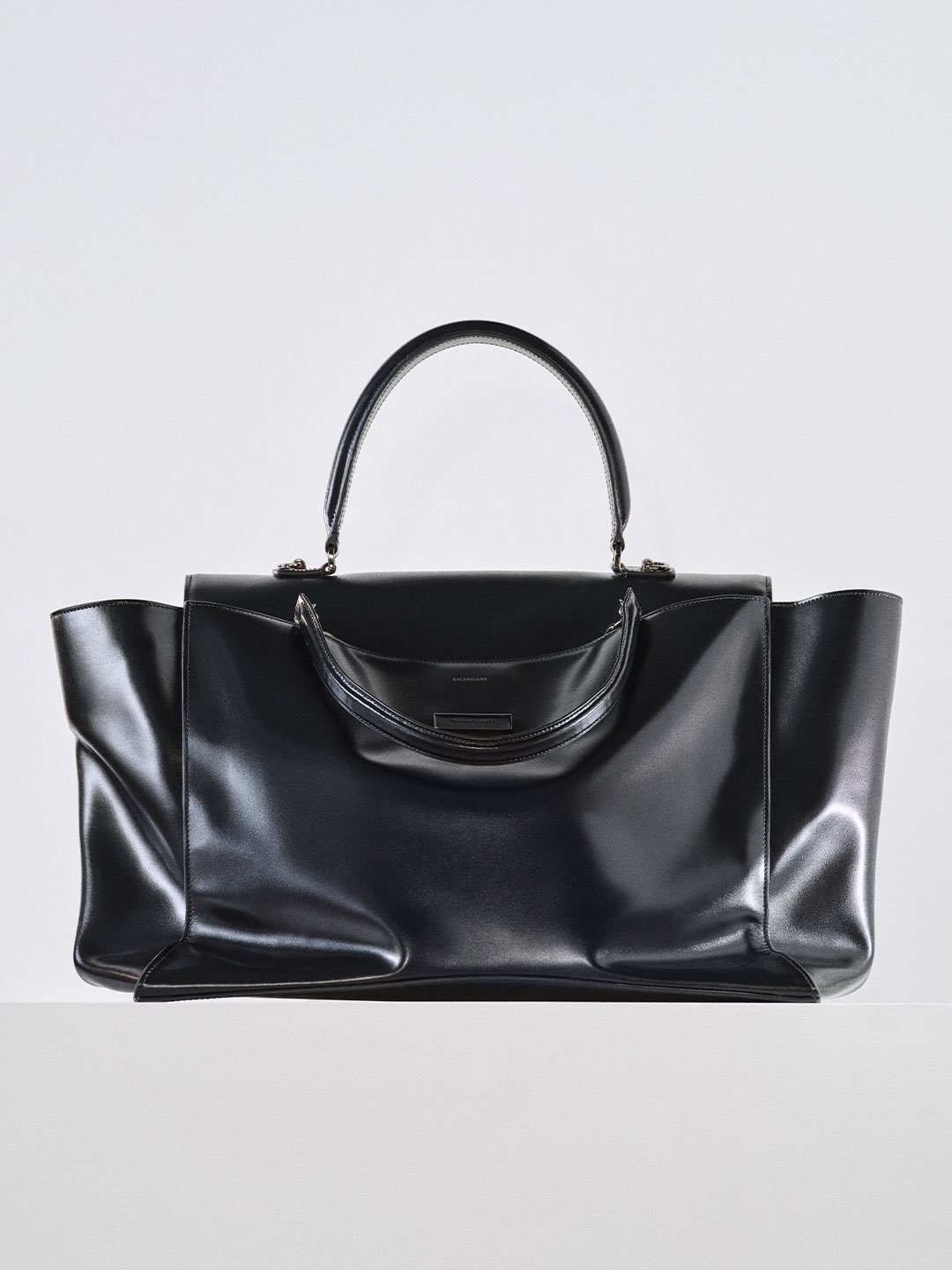 BALENCIAGA'S HOURGLASS AVENUE BAG GROWS UP FOR WINTER 26 (image 2)