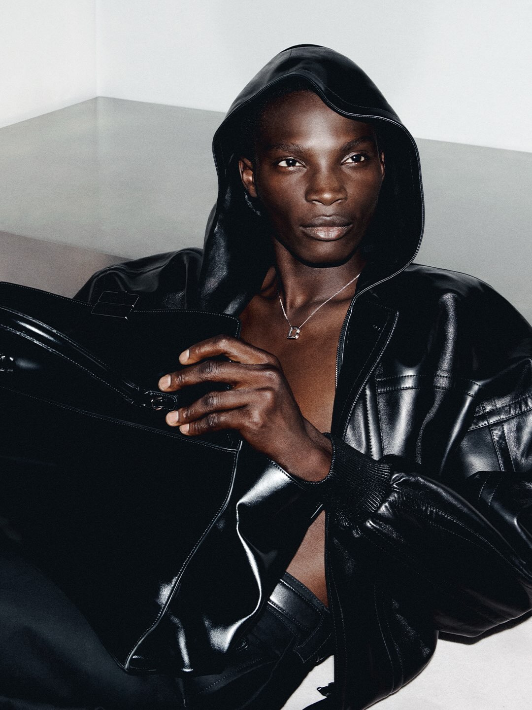 BALENCIAGA'S HOURGLASS AVENUE BAG GROWS UP FOR WINTER 26 (image 3)