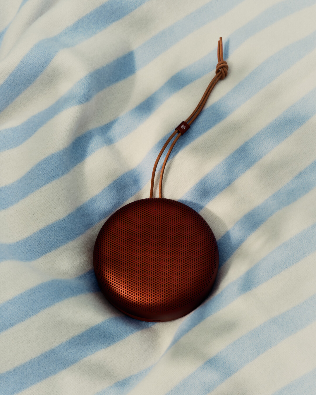 BANG & OLUFSEN'S BEOSOUND A1 LASTS 24 HOURS AT 1.3 POUNDS (image 2)