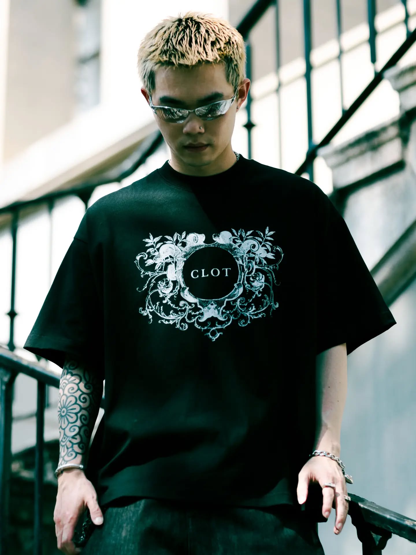 CLOT PAIRS ITS VINE TEE WITH THE SAMBA ESPADRILLE (image 2)