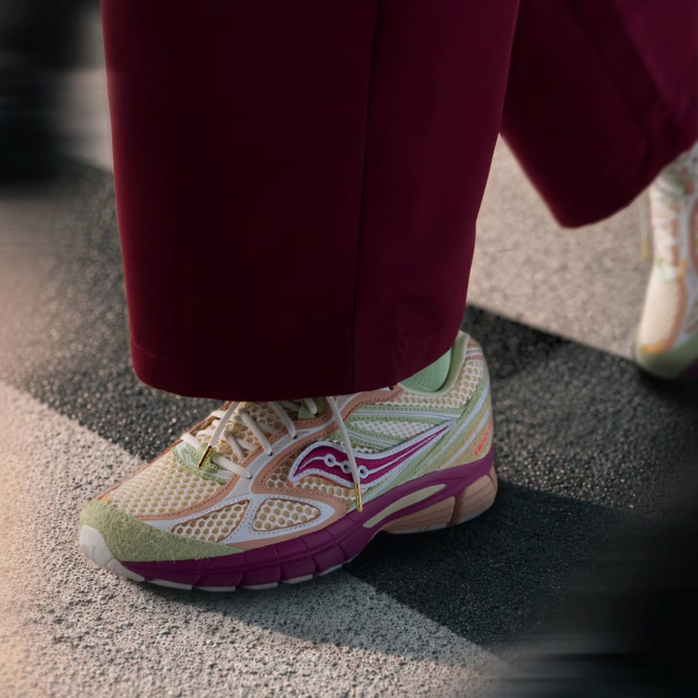 STAN BIRCH BUILDS A SWAPPABLE LOGO INTO SAUCONY'S GUIDE 7 (image 2)