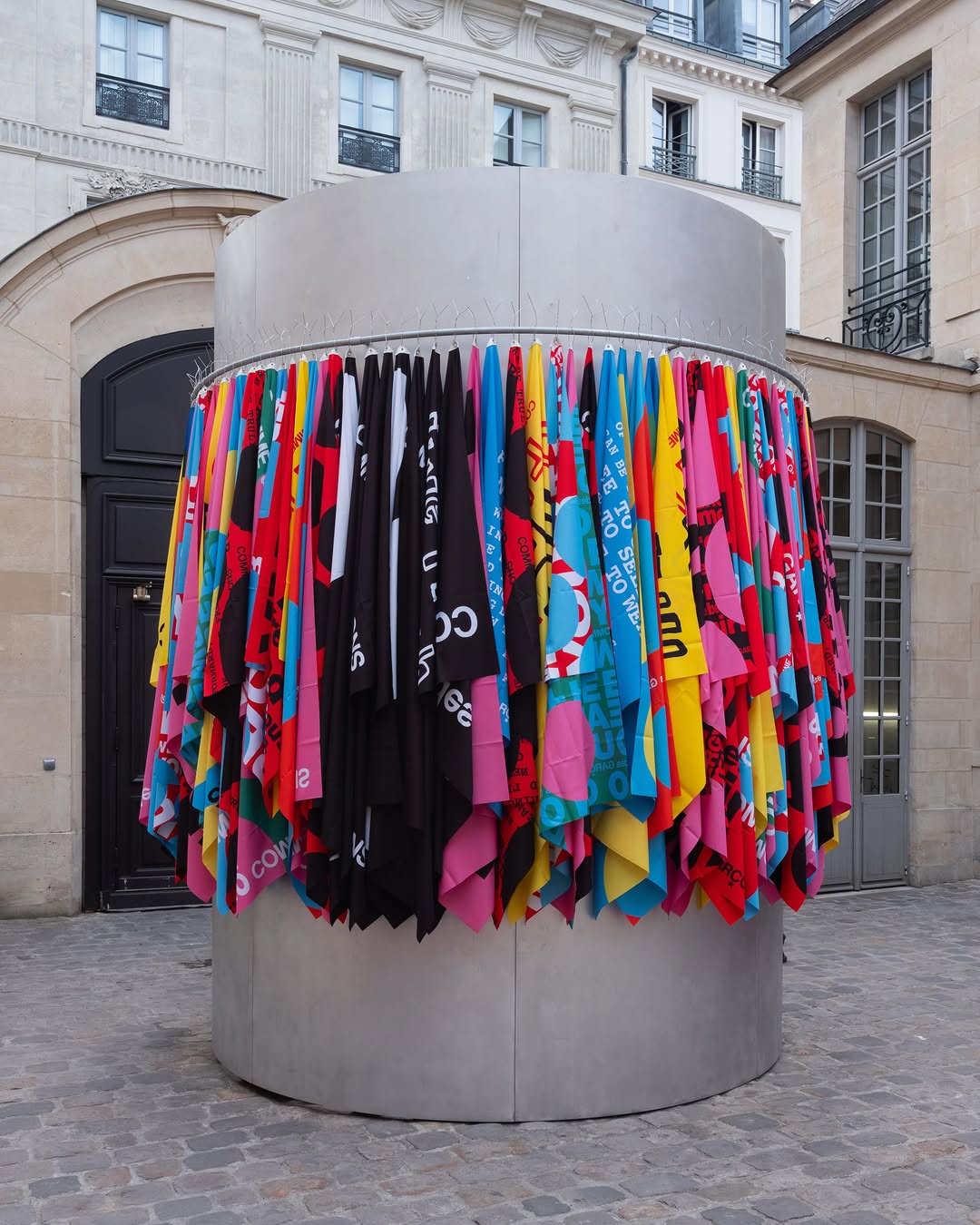 KAWAKUBO INSTALLS SS27 AT DSM PARIS COURTYARD (image 2)