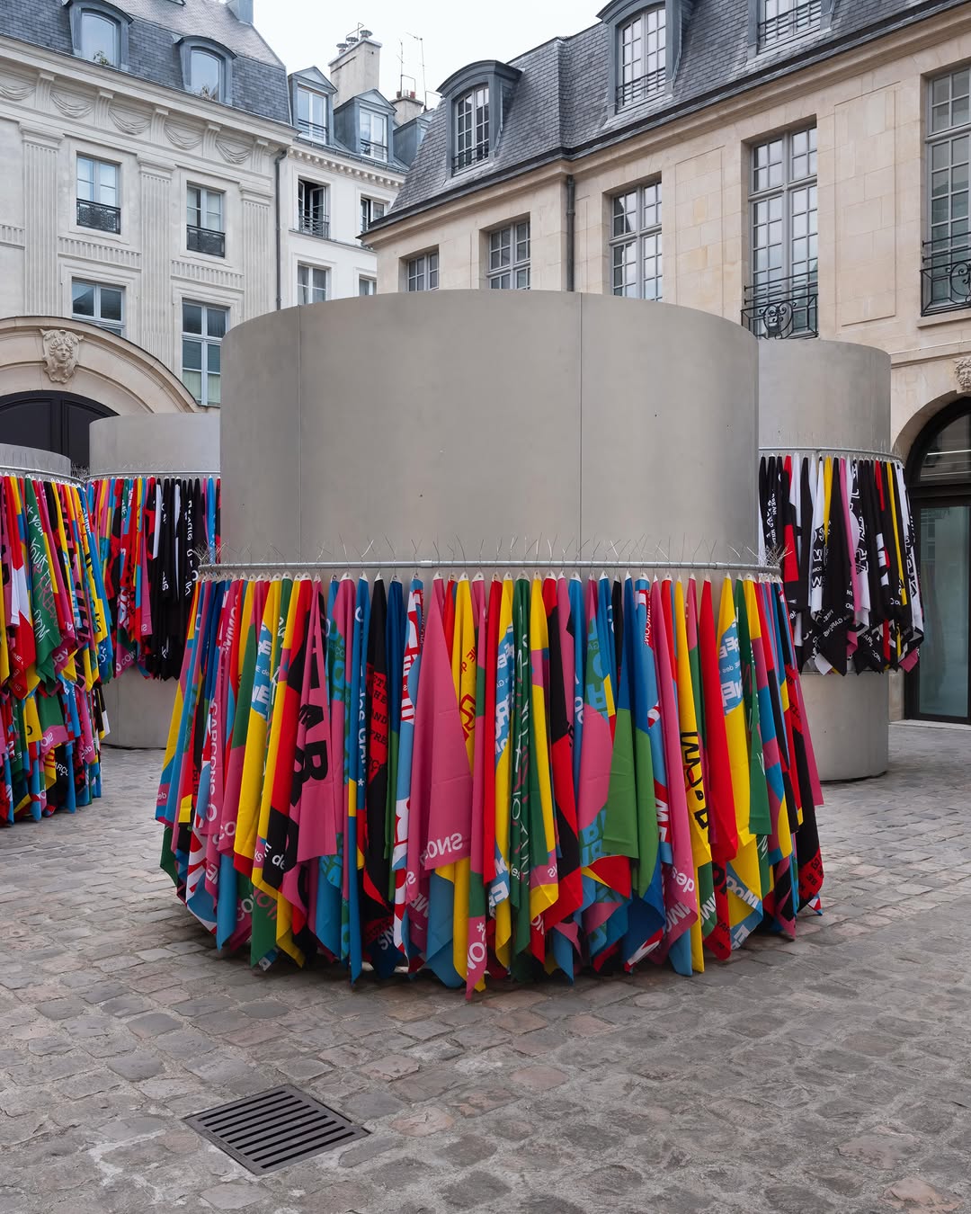 KAWAKUBO INSTALLS SS27 AT DSM PARIS COURTYARD (image 3)