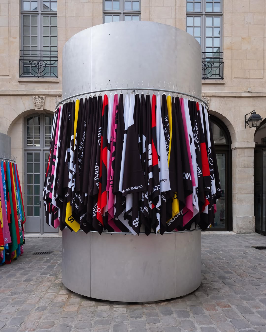 KAWAKUBO INSTALLS SS27 AT DSM PARIS COURTYARD (image 4)