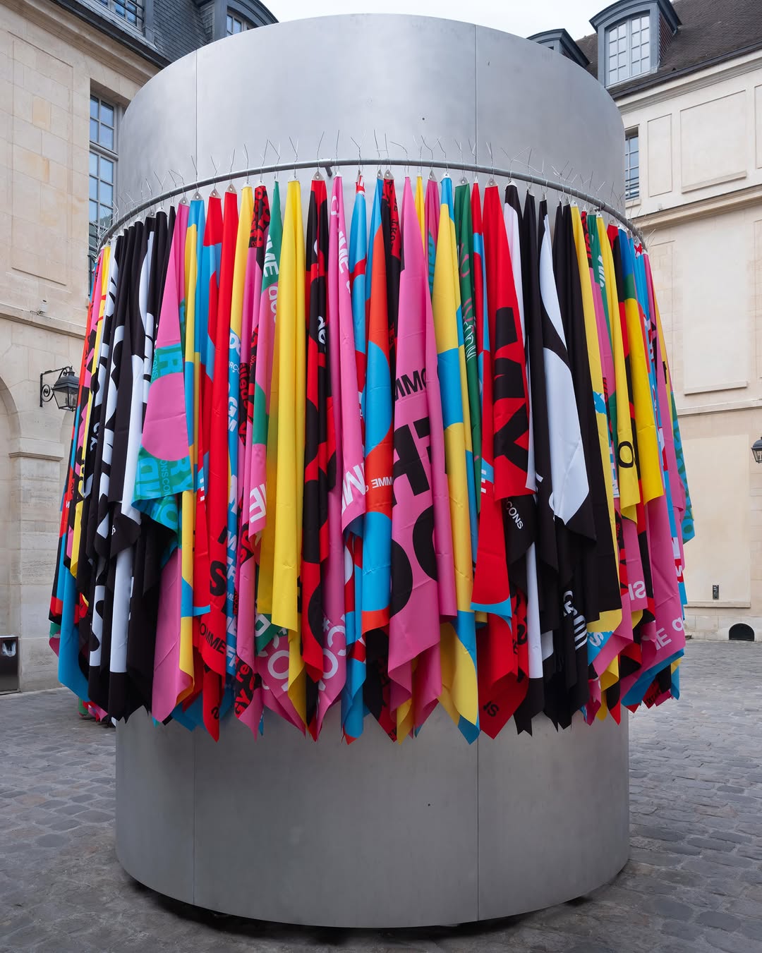 KAWAKUBO INSTALLS SS27 AT DSM PARIS COURTYARD (image 5)
