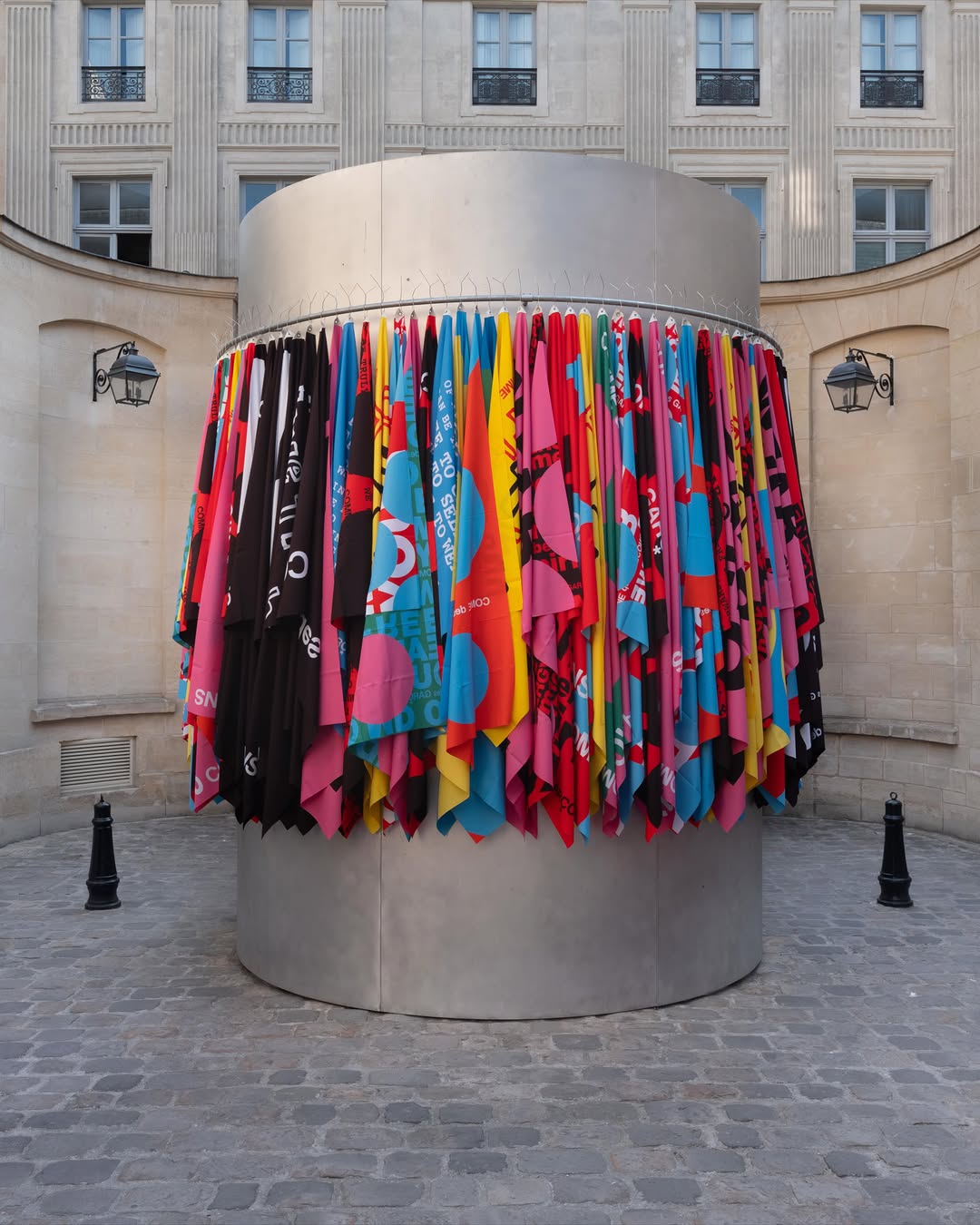 KAWAKUBO INSTALLS SS27 AT DSM PARIS COURTYARD (image 7)